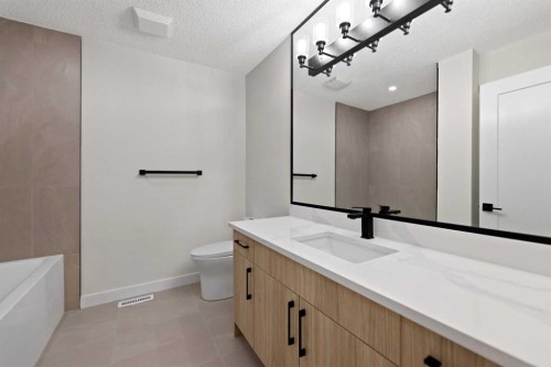 2031 24 Avenue Ne, Calgary, AB - Indoor Photo Showing Bathroom