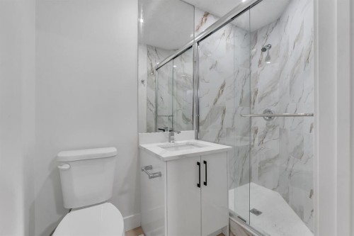 52 Saddlecreek Terrace, Calgary, AB - Indoor Photo Showing Bathroom