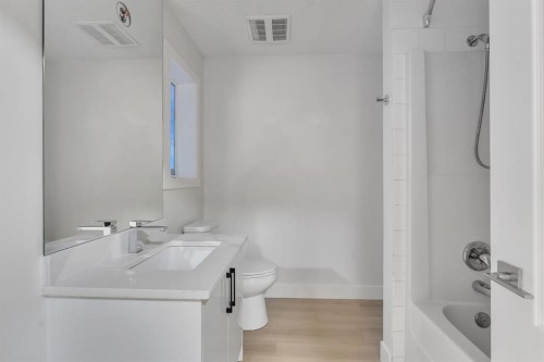 52 Saddlecreek Terrace, Calgary, AB - Indoor Photo Showing Bathroom