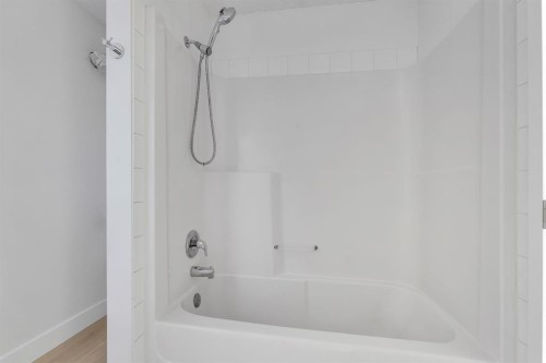 52 Saddlecreek Terrace, Calgary, AB - Indoor Photo Showing Bathroom