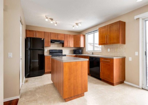 8 Castlepark Way Ne, Calgary, AB - Indoor Photo Showing Kitchen