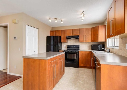 8 Castlepark Way Ne, Calgary, AB - Indoor Photo Showing Kitchen