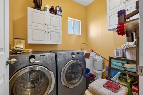 Rural, Rural Kneehill County, AB - Indoor Photo Showing Laundry Room