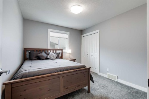 230 Nolanhurst Bay Nw, Calgary, AB - Indoor Photo Showing Bedroom