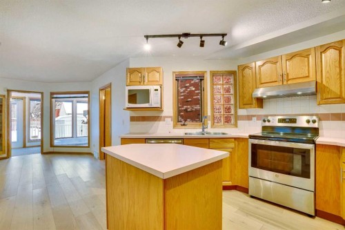 463 23 Avenue Nw, Calgary, AB - Indoor Photo Showing Kitchen With Double Sink
