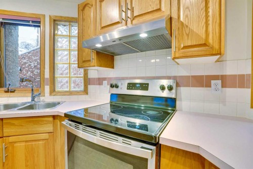 463 23 Avenue Nw, Calgary, AB - Indoor Photo Showing Kitchen With Double Sink