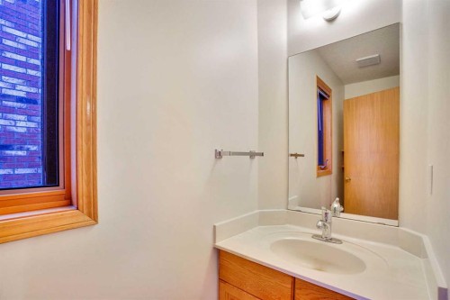 463 23 Avenue Nw, Calgary, AB - Indoor Photo Showing Bathroom