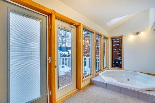 463 23 Avenue Nw, Calgary, AB - Indoor Photo Showing Bathroom