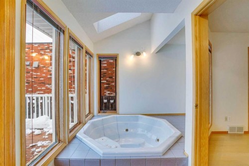 463 23 Avenue Nw, Calgary, AB - Indoor Photo Showing Bathroom