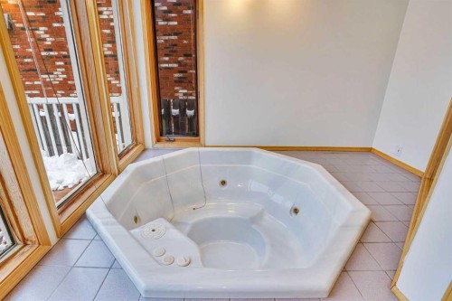 463 23 Avenue Nw, Calgary, AB - Indoor Photo Showing Bathroom