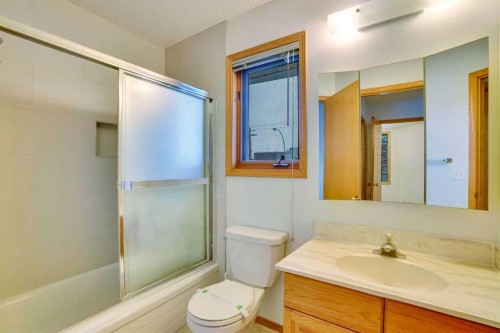 463 23 Avenue Nw, Calgary, AB - Indoor Photo Showing Bathroom