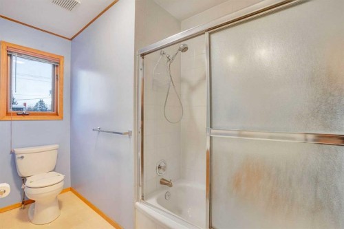 463 23 Avenue Nw, Calgary, AB - Indoor Photo Showing Bathroom