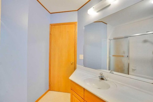 463 23 Avenue Nw, Calgary, AB - Indoor Photo Showing Bathroom