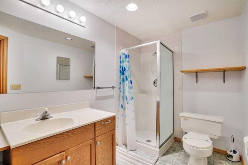 463 23 Avenue Nw, Calgary, AB - Indoor Photo Showing Bathroom