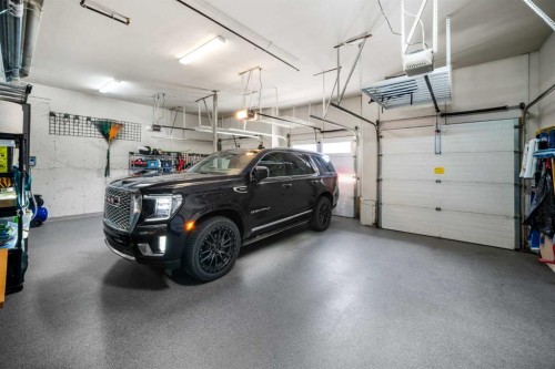 23 Spring Willow Way Sw, Calgary, AB - Indoor Photo Showing Garage