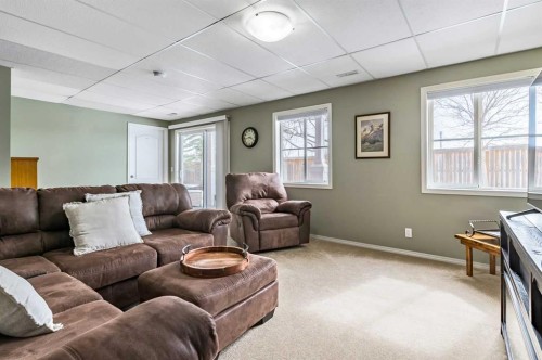 79 Tucker Circle, Okotoks, AB - Indoor Photo Showing Living Room