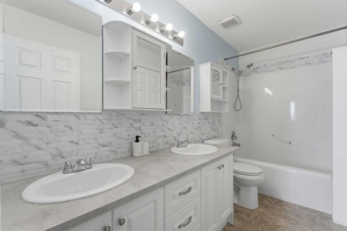 1-12 Silver Creek Boulevard Nw, Airdrie, AB - Indoor Photo Showing Bathroom