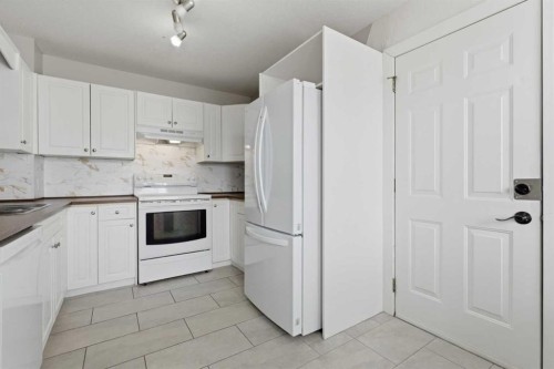 1-12 Silver Creek Boulevard Nw, Airdrie, AB - Indoor Photo Showing Kitchen