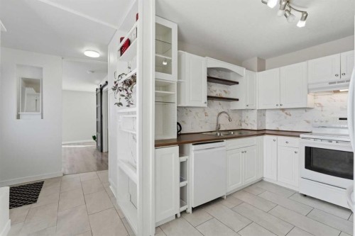 1-12 Silver Creek Boulevard Nw, Airdrie, AB - Indoor Photo Showing Kitchen