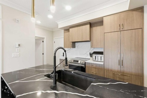 305-370 Dieppe Drive Sw, Calgary, AB - Indoor Photo Showing Kitchen With Double Sink