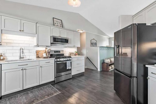 1724 4 Avenue Se, High River, AB - Indoor Photo Showing Kitchen With Upgraded Kitchen