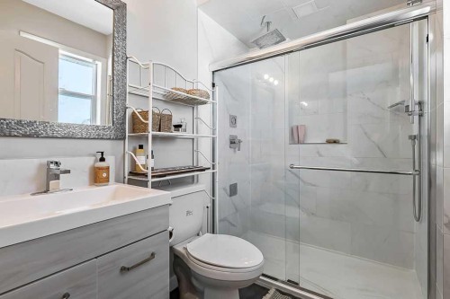 1724 4 Avenue Se, High River, AB - Indoor Photo Showing Bathroom