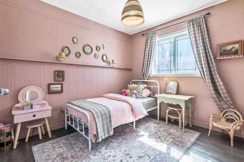 1724 4 Avenue Se, High River, AB - Indoor Photo Showing Bedroom