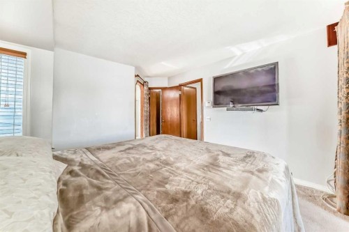 207 Eldorado Close Ne, Calgary, AB - Indoor Photo Showing Bedroom