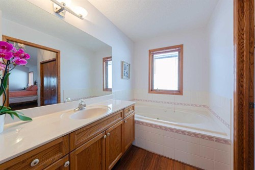 20 Somerset Drive Sw, Calgary, AB - Indoor Photo Showing Bathroom