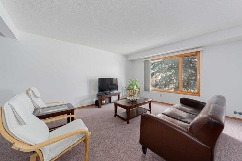 20 Somerset Drive Sw, Calgary, AB - Indoor Photo Showing Living Room
