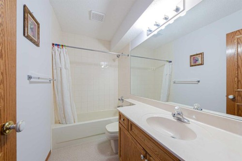 20 Somerset Drive Sw, Calgary, AB - Indoor Photo Showing Bathroom