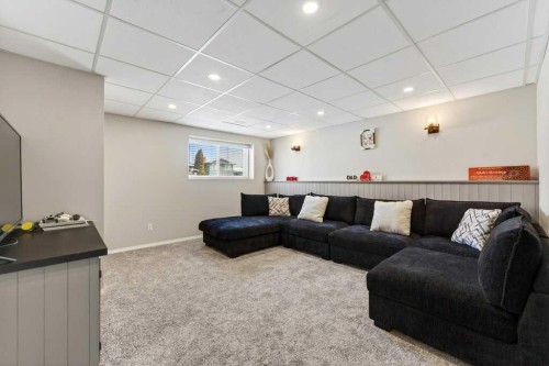 96 Templehill Drive Ne, Calgary, AB - Indoor Photo Showing Living Room