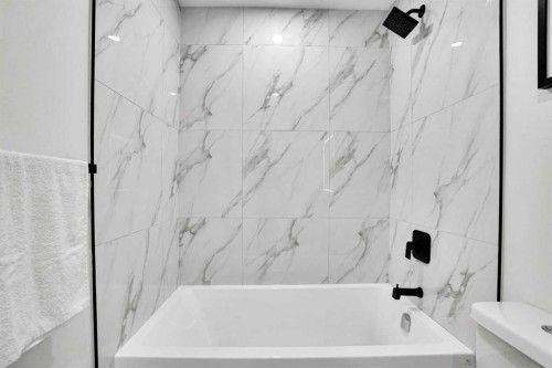 52 Franklin Drive Se, Calgary, AB - Indoor Photo Showing Bathroom