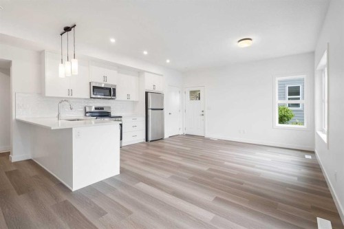 54-2117 81St Street Sw, Calgary, AB - Indoor Photo Showing Kitchen