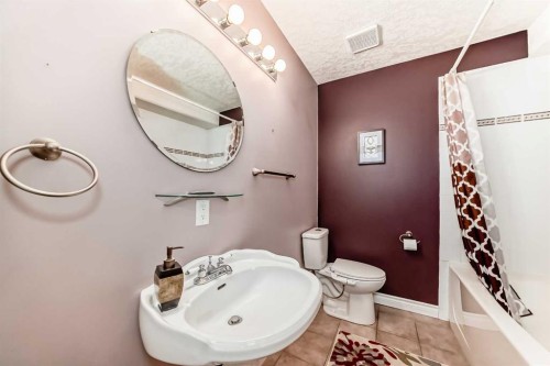 146 Scenic View Close, Calgary, AB - Indoor Photo Showing Bathroom