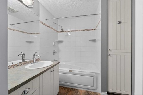 8416 7 Street Sw, Calgary, AB - Indoor Photo Showing Bathroom