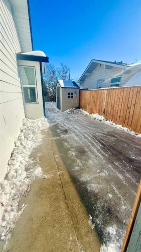 8416 7 Street Sw, Calgary, AB - Outdoor