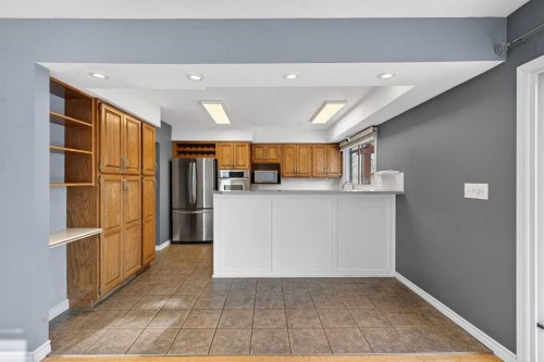 8416 7 Street Sw, Calgary, AB - Indoor Photo Showing Kitchen