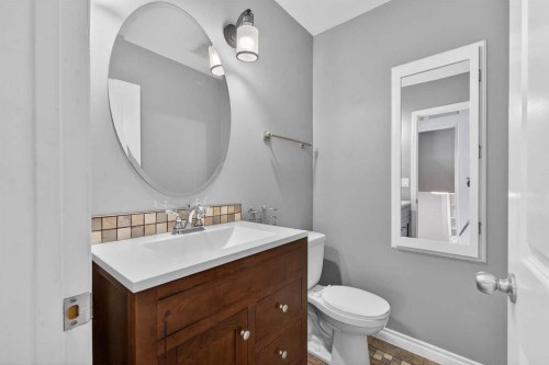 8416 7 Street Sw, Calgary, AB - Indoor Photo Showing Bathroom