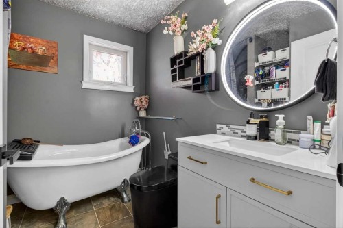 44 Applecroft Road Se, Calgary, AB - Indoor Photo Showing Bathroom