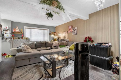 44 Applecroft Road Se, Calgary, AB - Indoor Photo Showing Living Room