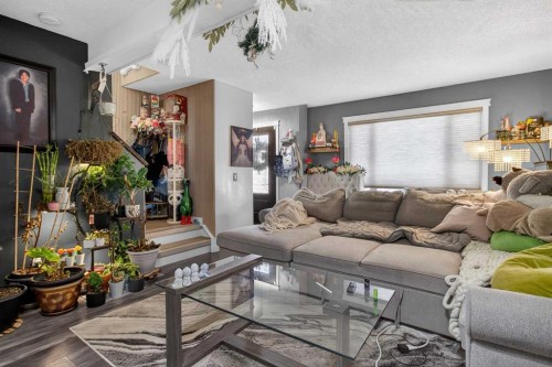 44 Applecroft Road Se, Calgary, AB - Indoor Photo Showing Living Room