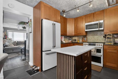 44 Applecroft Road Se, Calgary, AB - Indoor Photo Showing Kitchen