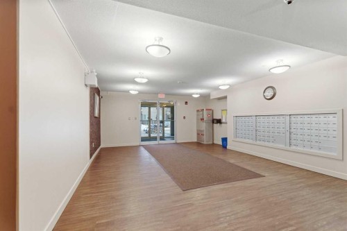 413-7110 80 Avenue Ne, Calgary, AB - Indoor Photo Showing Other Room
