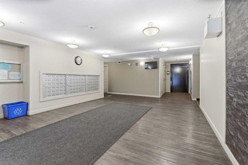 413-7110 80 Avenue Ne, Calgary, AB - Indoor Photo Showing Other Room