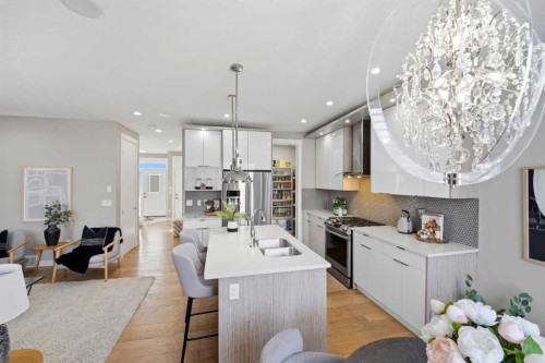 101 Ranch Rise, Strathmore, AB - Indoor Photo Showing Kitchen With Upgraded Kitchen