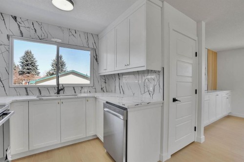 708 Sacramento Place Sw, Calgary, AB - Indoor Photo Showing Kitchen