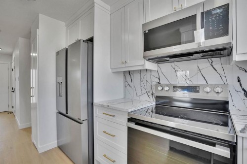 708 Sacramento Place Sw, Calgary, AB - Indoor Photo Showing Kitchen