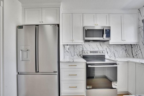 708 Sacramento Place Sw, Calgary, AB - Indoor Photo Showing Kitchen