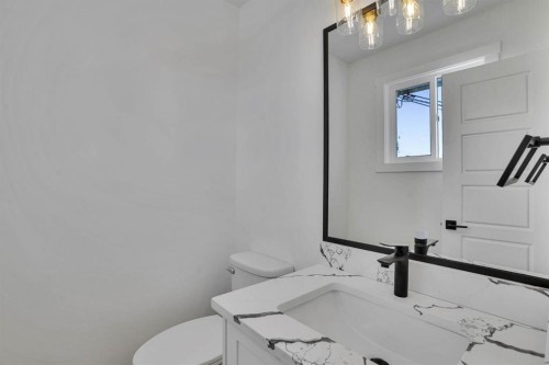 708 Sacramento Place Sw, Calgary, AB - Indoor Photo Showing Bathroom